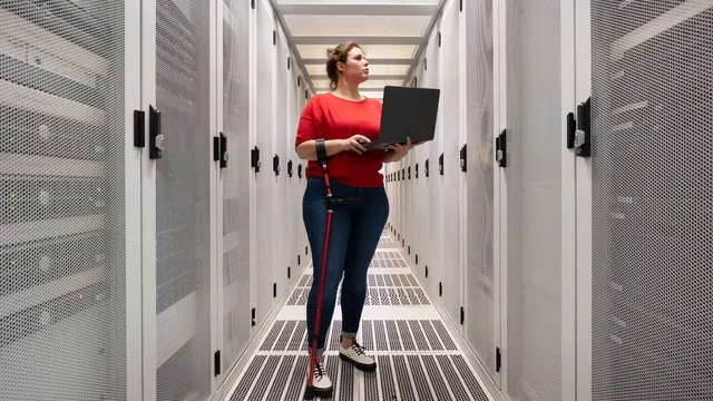 PwC Global Data Centre Outlook 2026-2050 主视觉:数据中心机柜前的工作人员