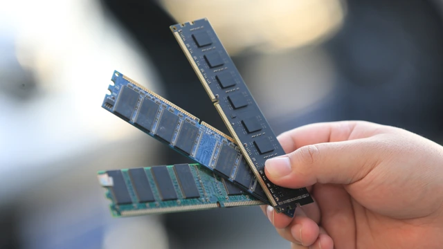 三根 DRAM 内存条特写