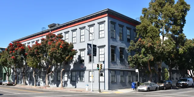 旧金山 Mission 区 3180 18th Street 的 Pioneer 大楼，OpenAI 办公地址，也是本次传票列明的收件地址