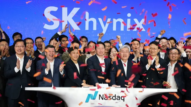 SK 集团会长崔泰源、SK Hynix CEO 郭鲁正等高管在纳斯达克敲钟仪式上