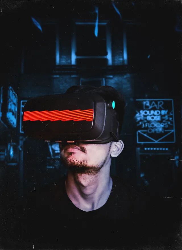 头戴 VR 设备的用户，象征 AI 硬件新战场