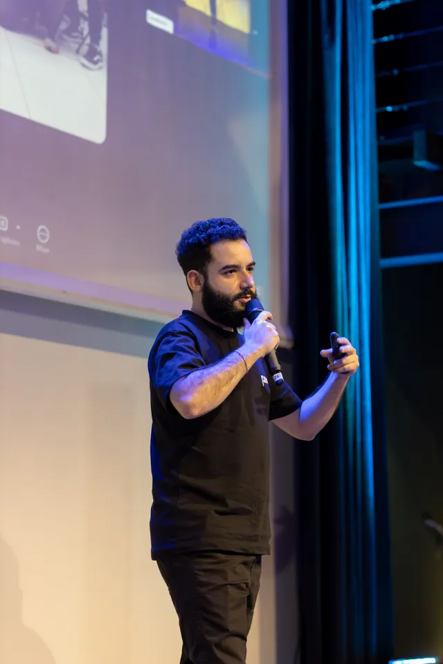 演讲者在商业会议舞台上发言，象征 OpenAI 在戛纳国际创意节的首次亮相