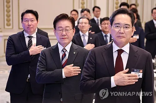 韩国总统李在明（中）与三星电子会长李在镕（右）、SK集团会长崔泰源（左）在首尔青瓦台宣布AI与半导体投资计划，2026年6月29日。