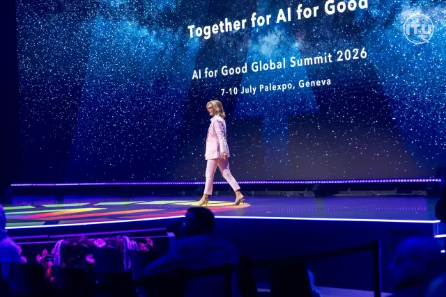 2026 年 7 月日内瓦 AI for Good 全球峰会现场，各国展出的人形机器人与四足机器人——技术展示与经济学家们对就业冲击的警告形成鲜明对照。