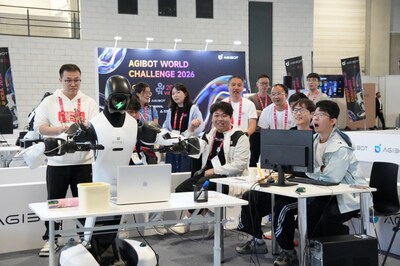 AGIBOT WORLD CHALLENGE参赛团队在ICRA现场调试机器人