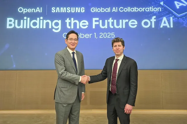 三星电子执行董事长李在镕（左）与 OpenAI CEO Sam Altman 在首尔签署合作意向书后握手，摄于 2025 年 10 月 1 日