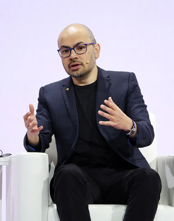 Demis Hassabis 在舞台上发言