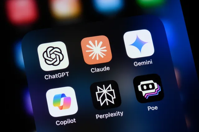 iPhone 上展示的 Claude、ChatGPT、Gemini 等主流 AI 助手应用