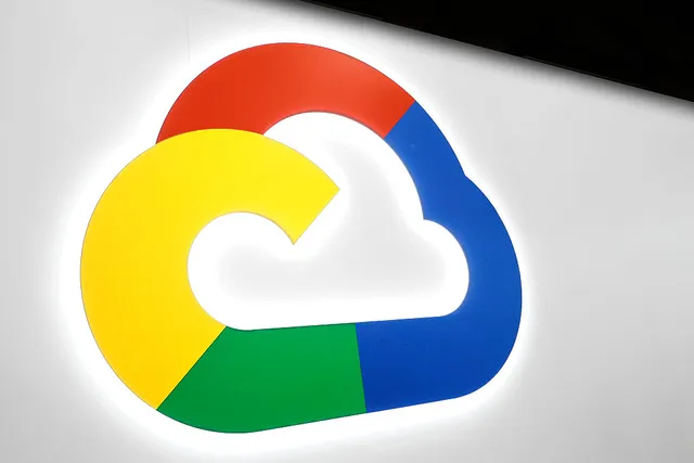 Google Cloud 展区入口的大型 Logo 投影和 OLED 标识，拍摄于巴塞罗那 MWC 展会