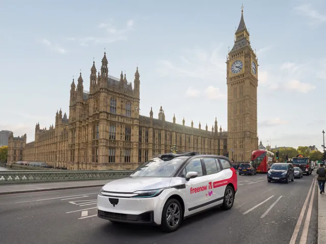Freenow by Lyft 与百度 Apollo Go 自动驾驶车辆在伦敦街道