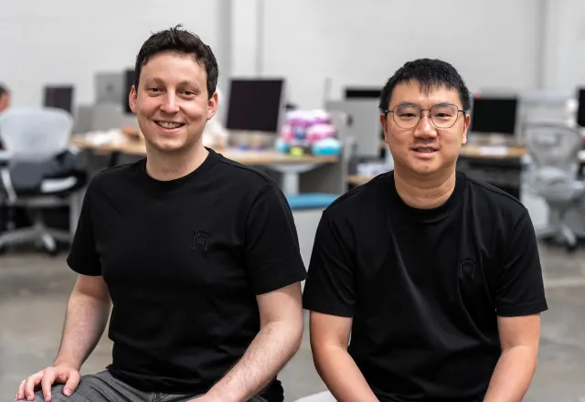 Ollama 联合创始人 Jeff Morgan(左)和 Michael Chiang(右)