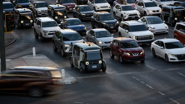 Zoox robotaxi 行驶在拉斯维加斯街道上