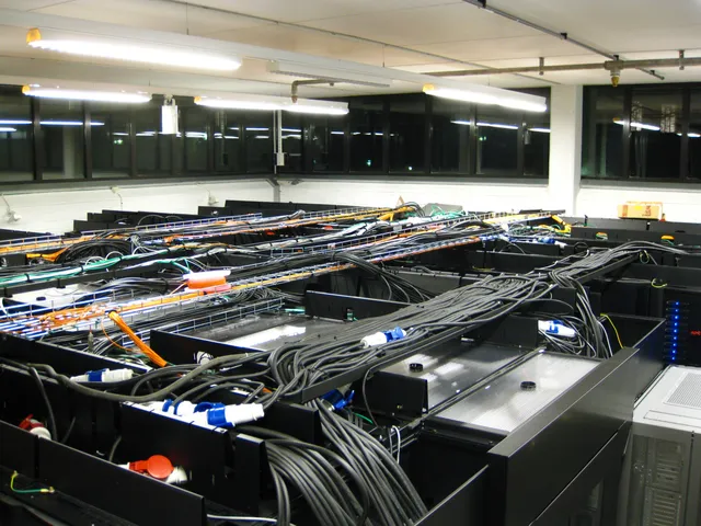 数据中心服务器机架与成排电缆，象征 AI 基建为满足算力需求而扩张的物理基础设施
