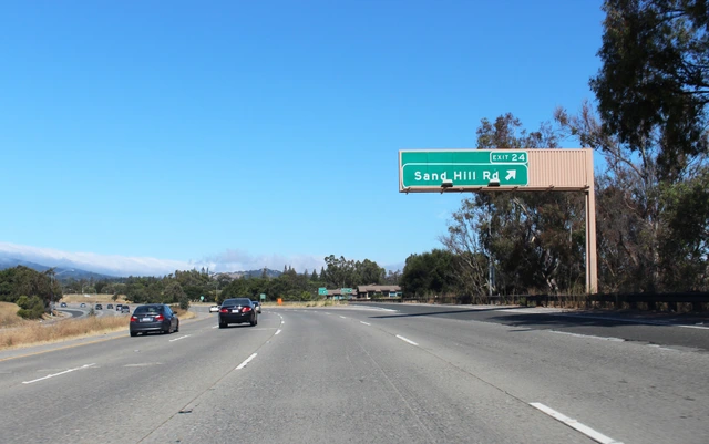 Sand Hill Road 高速公路出口指示牌，硅谷风投产业的代名词