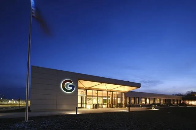 Google 位于俄亥俄州 New Albany 的数据中心园区夜景，AI 基础设施投入的直接体现
