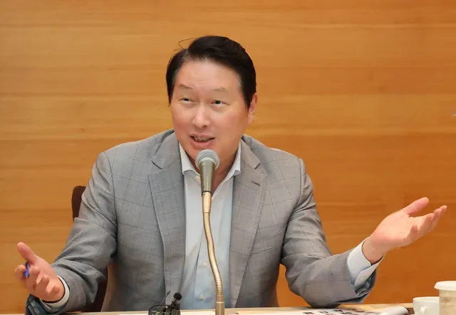 SK 集团会长崔泰源在济州论坛记者会上发言,警告 AI 记忆体短缺正在引发外国政府的直接干预