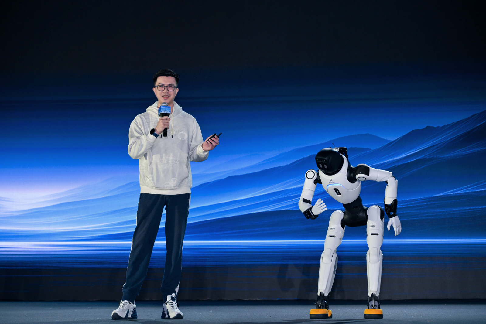 AGIBOT CTO彭志辉在APC 2026上演示X2交互智能