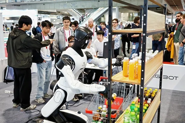 AGIBOT World Challenge 2026 参赛团队在真实AGIBOT G2机器人上调试