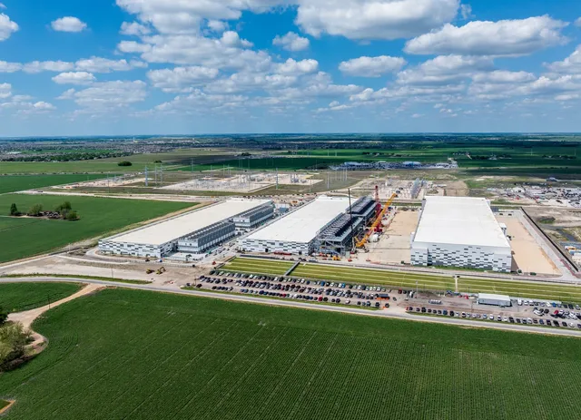得克萨斯州 Hutto 市一处正在建设中的 Skybox AI 数据中心园区航拍图，占地 4 亿平方英尺、600 兆瓦容量